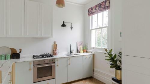 Apartamento Plum Guide - The Feminine Mystique