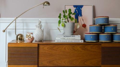 Apartamento Plum Guide - The Feminine Mystique