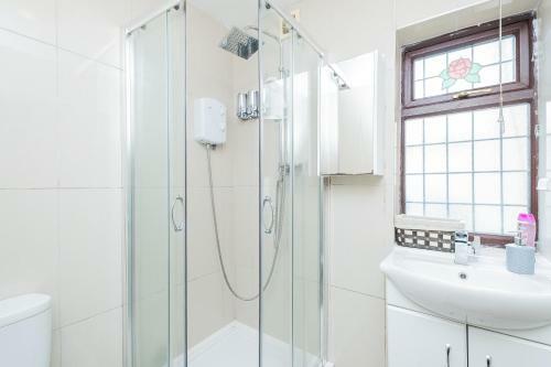 Dagenham / A13 4 Bedhouse For The Contractors