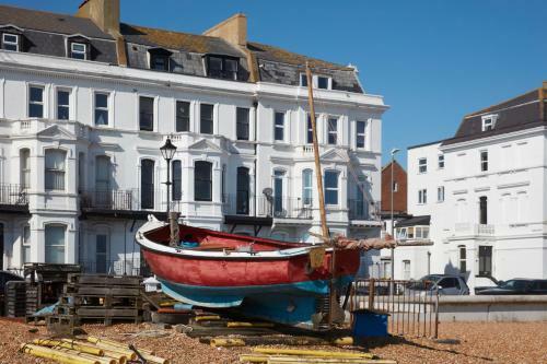 Spacious Beach Front Apartment With Stunning Sea Views