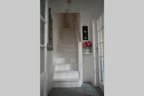 1 Tower Hill ,tranquil,private,tucked Away On A Nothrough Lane.