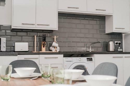 Florence Avenue, Apartment 2