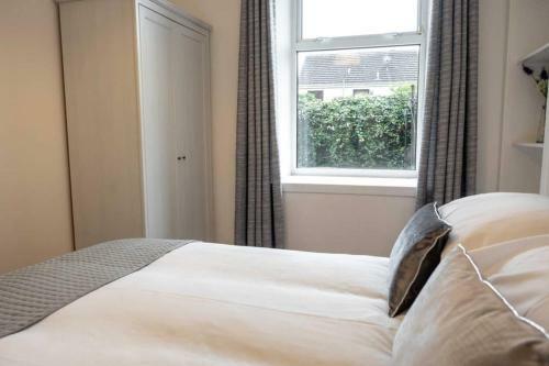 ? Quiet Ground Floor Apartment Near University ?