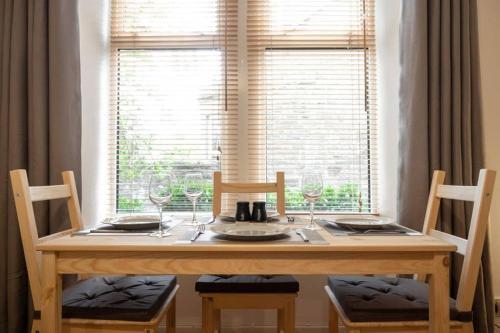 ? Quiet Ground Floor Apartment Near University ?