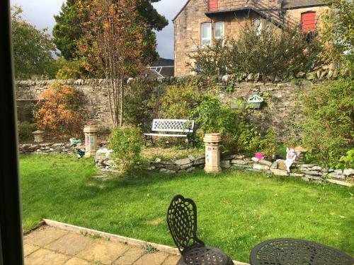 Homely Spacious Cottage In Central Location