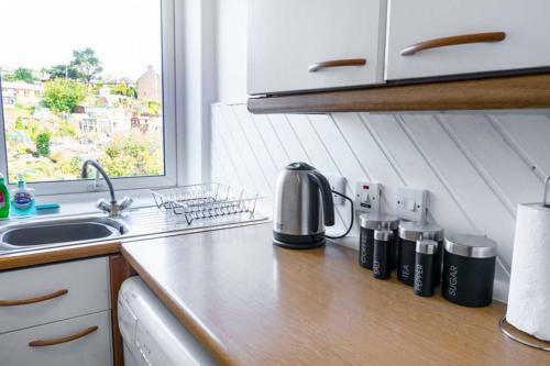 ? Bright, 2 Bedroom West End Apartment ?