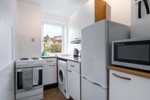 ? Bright, 2 Bedroom West End Apartment ?