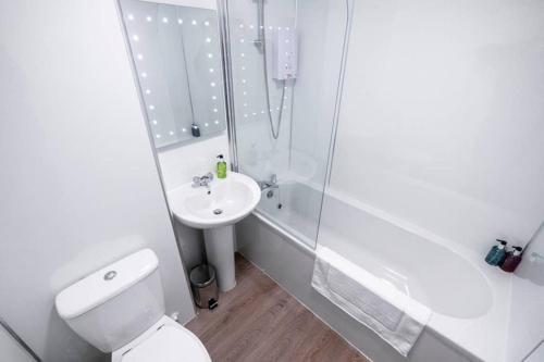 ? Bright, 2 Bedroom West End Apartment ?