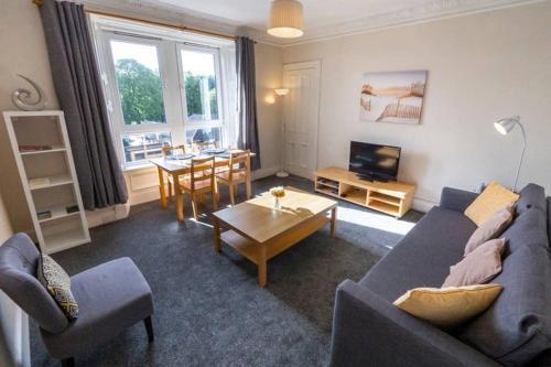 ? Bright, 2 Bedroom West End Apartment ?