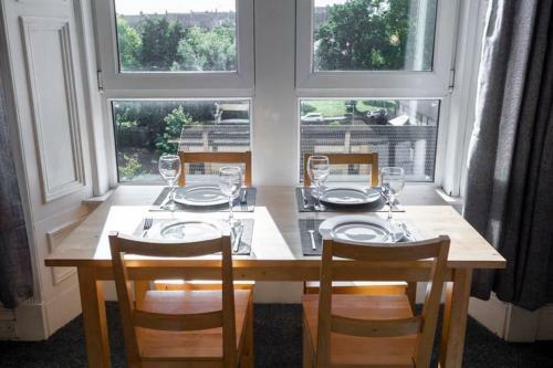 ? Bright, 2 Bedroom West End Apartment ?