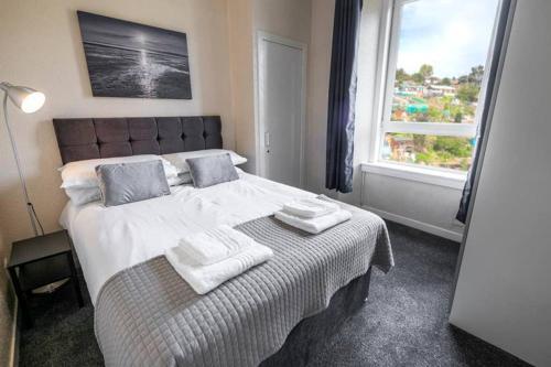 ? Bright, 2 Bedroom West End Apartment ?