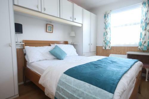 10a Medmerry Park 2 Bedroom Chalet - No Manual Workers Allowed