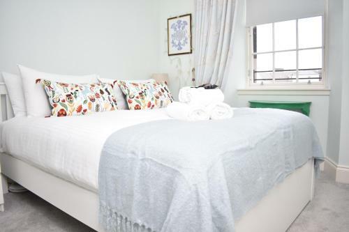 Bernard St - Bright And Spacious 1 Bed Apartment At The Shore!