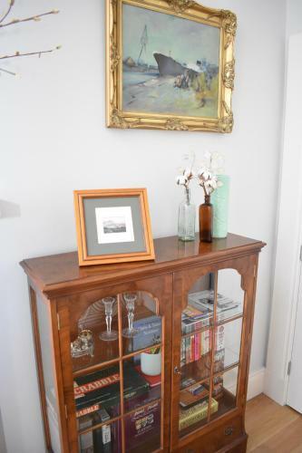 Bernard St - Bright And Spacious 1 Bed Apartment At The Shore!