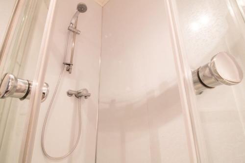 Spacious Canal Side Apartment - Free Parking
