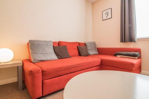 Spacious Canal Side Apartment - Free Parking