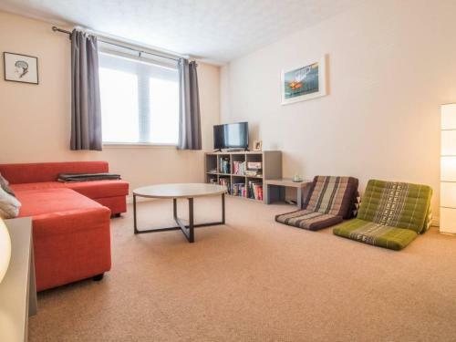 Spacious Canal Side Apartment - Free Parking