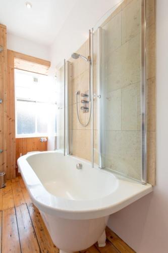 Apartamento Spacious Traditional 3 Bedroom Flat In New Town