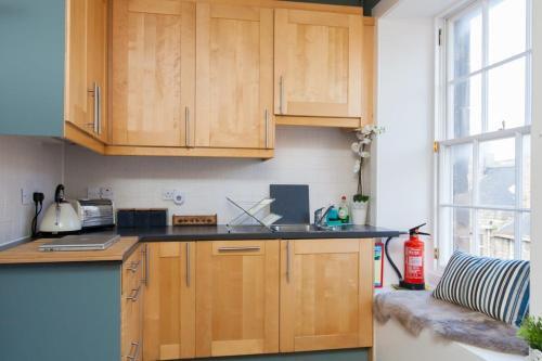 Spacious 4 Bedroom Apartment Near Meadows