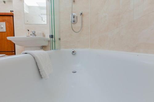 Stylish Royal Mile Apartment With Parking!