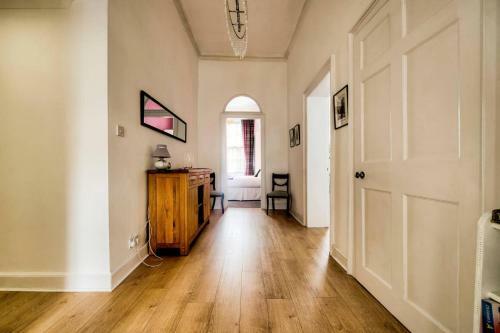 Altido Spacious And Stylish 4-bed Georgian Apartment