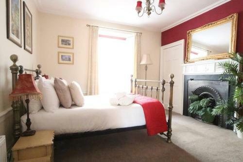 Altido Perfect Location - Stylish 2bd Rose St Apartment