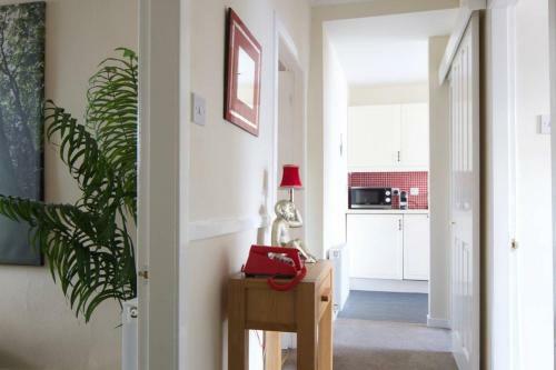 Altido Perfect Location - Stylish 2bd Rose St Apartment