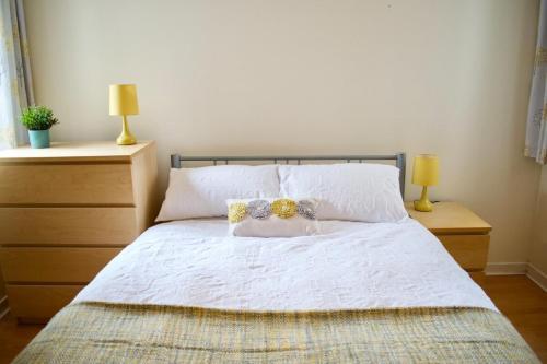 Spacious 3 Bed Apartment In Central Location