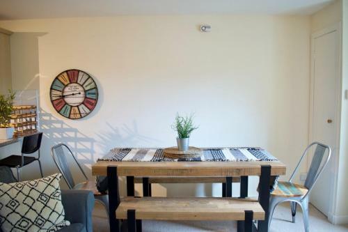 Spacious 3 Bed Apartment In Central Location