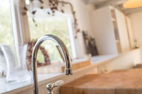 Bright Edinburgh Apartment Free Parking- Sleeps 4