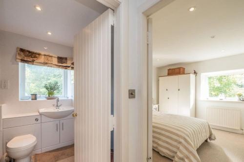 Bright Edinburgh Apartment Free Parking- Sleeps 4