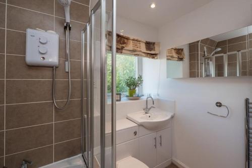 Bright Edinburgh Apartment Free Parking- Sleeps 4