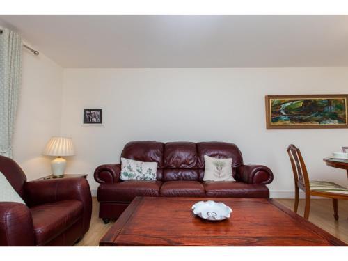Spacious, Central Apartment. Free Parking