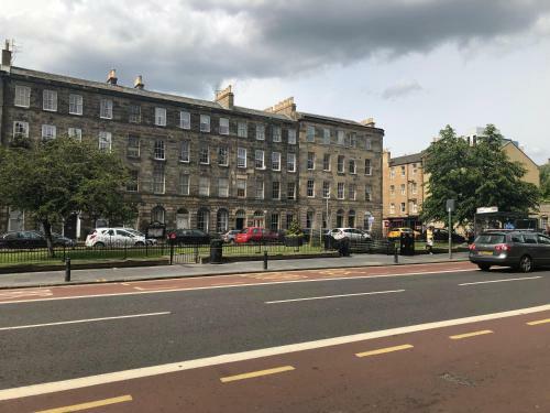Silver Lining - Quiet St Patrick City Apartment