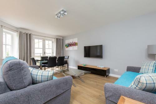 415 Lovely And Central 2 Bedroom Apartment With Secure Parking