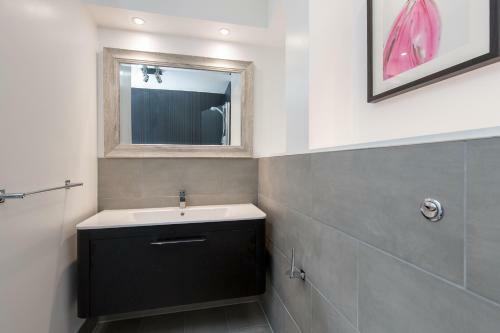 415 Lovely And Central 2 Bedroom Apartment With Secure Parking