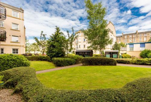 415 Lovely And Central 2 Bedroom Apartment With Secure Parking