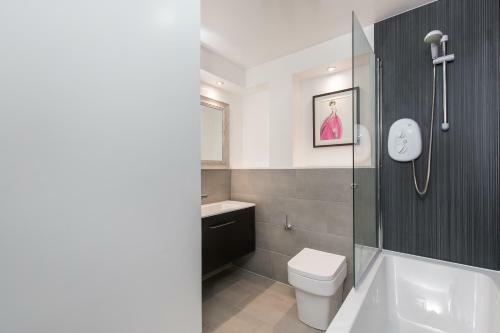 415 Lovely And Central 2 Bedroom Apartment With Secure Parking