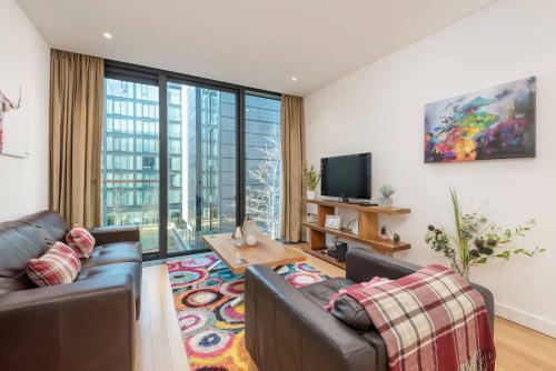 Altido Modern Yet Homely Quartermile Apartment With Elevator