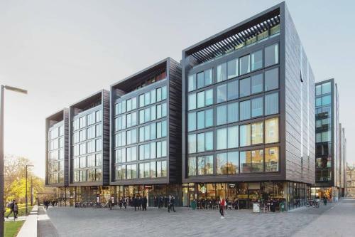 Altido Modern Yet Homely Quartermile Apartment With Elevator