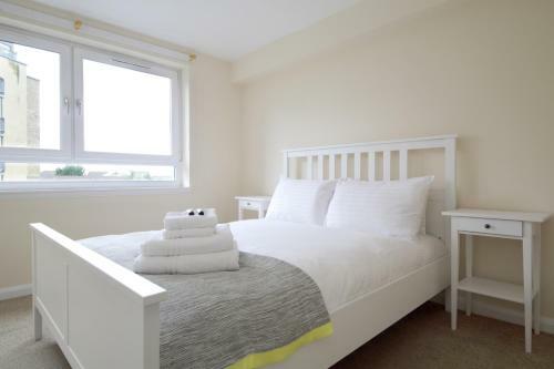 Hawkhill 9 - Contemporary Edinburgh Apartment And Secure Parking