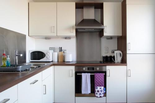 Modern Apartment In Leith With Sea Views!