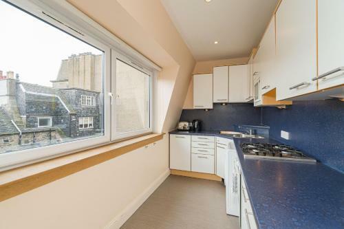 2 Bedroom Central Apartment With Stunning Castle View