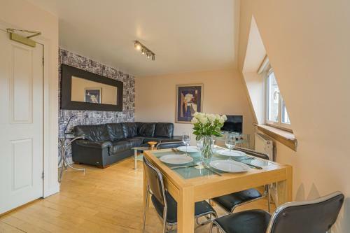 2 Bedroom Central Apartment With Stunning Castle View