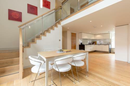 424 Stunning 2 Bedroom Duplex Apartment By The Meadows With Secure Parking