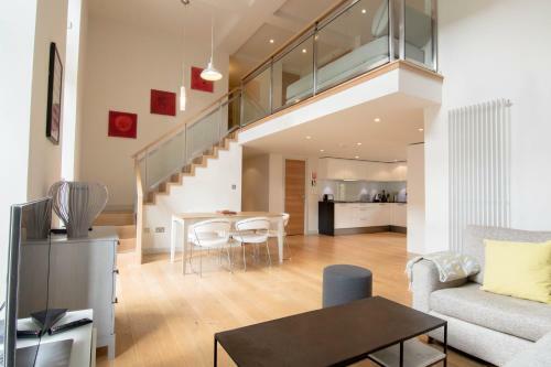424 Stunning 2 Bedroom Duplex Apartment By The Meadows With Secure Parking
