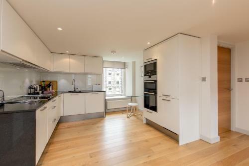 424 Stunning 2 Bedroom Duplex Apartment By The Meadows With Secure Parking