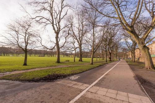 424 Stunning 2 Bedroom Duplex Apartment By The Meadows With Secure Parking