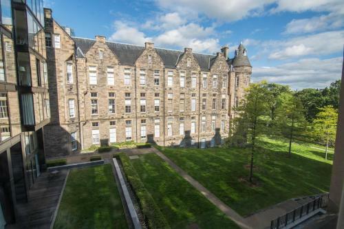 424 Stunning 2 Bedroom Duplex Apartment By The Meadows With Secure Parking
