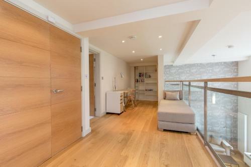 424 Stunning 2 Bedroom Duplex Apartment By The Meadows With Secure Parking